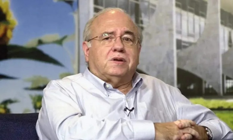Luis Fernando Verissimo é internado em estado grave em UTI de Porto Alegre