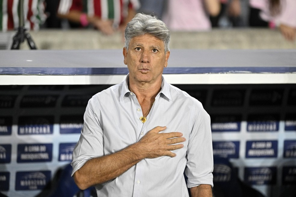 Renato diz que Fluminense foi melhor nos dois jogos e elogia Thiago Silva: "Deu aula de futebol"